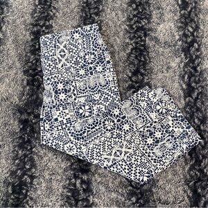 Alfred Dunner Women’s 10 Petite Blue & White Patterned Pull On Capri Pants